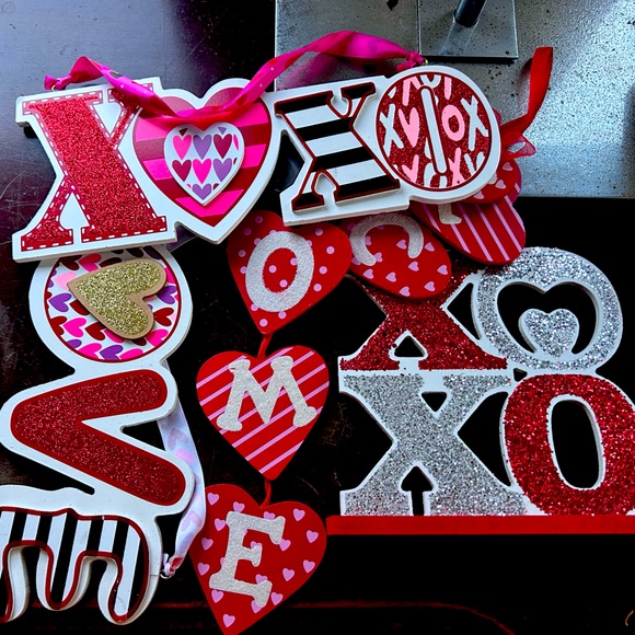 Four different wooden Valentines Day Decor - Picture 1 of 13